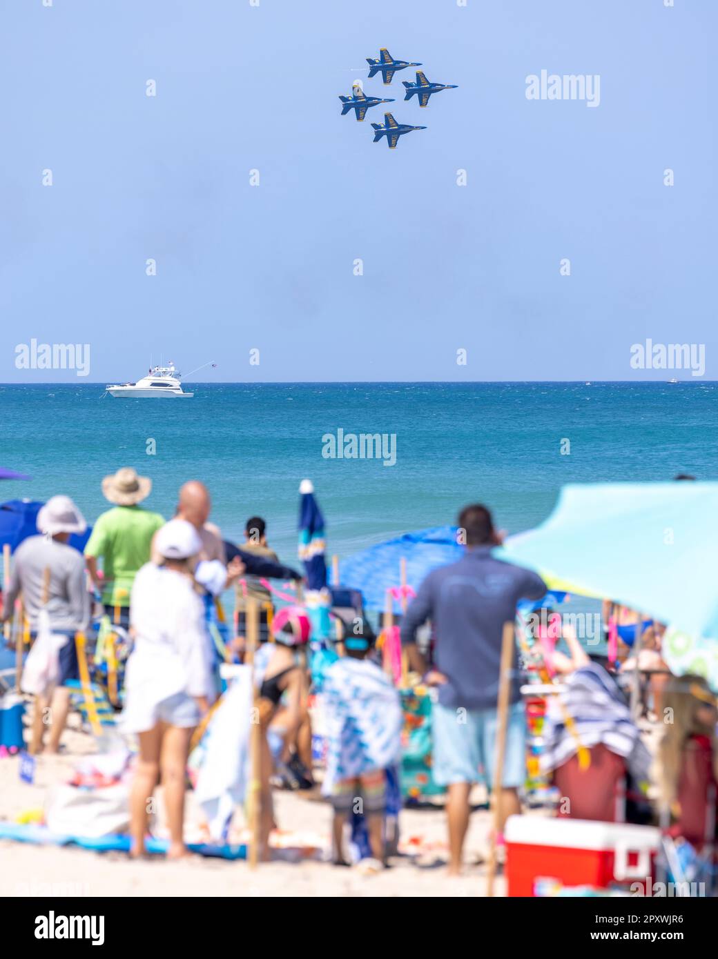 F16 Jets von The Blue Angles treten am 9. Mai 2021 während der Fort Lauderdale Air Show in Fort Lauderdale Beach, FL, auf Stockfoto