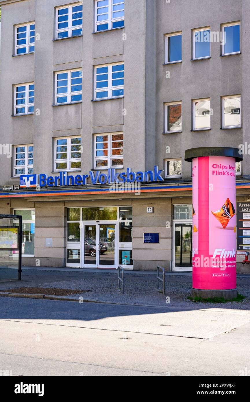 Berlin - 30. April 2023: Geschäftszeichen einer Bank an der Fassade eines Gebäudes. Stockfoto