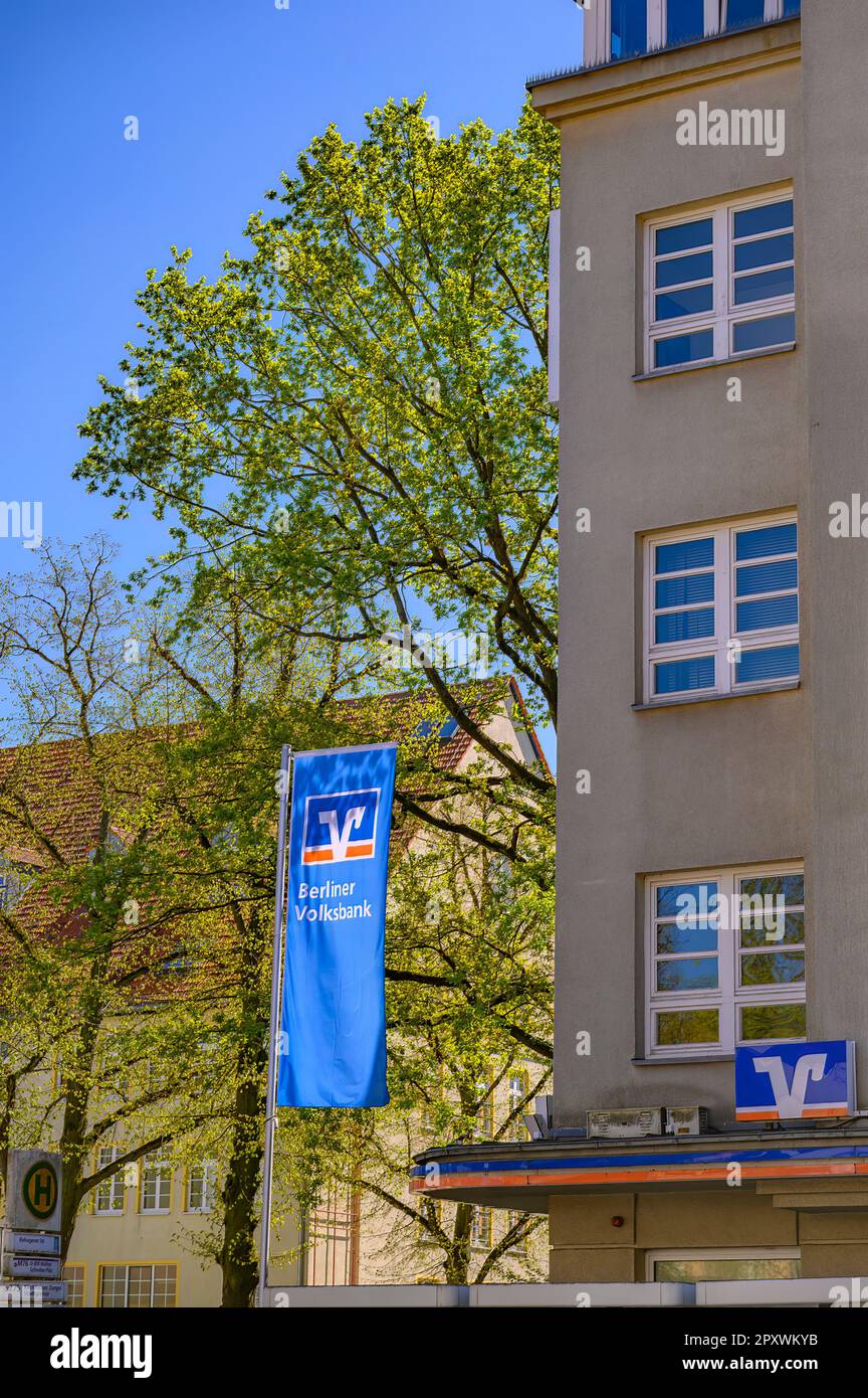 Berlin - 30. April 2023: Geschäftszeichen einer Bank an der Fassade eines Gebäudes. Stockfoto