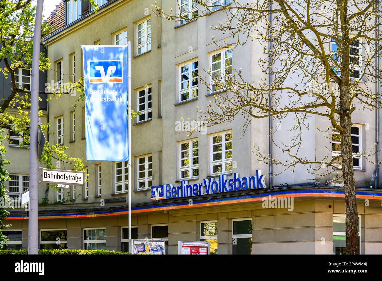 Berlin - 30. April 2023: Geschäftszeichen einer Bank an der Fassade eines Gebäudes. Stockfoto
