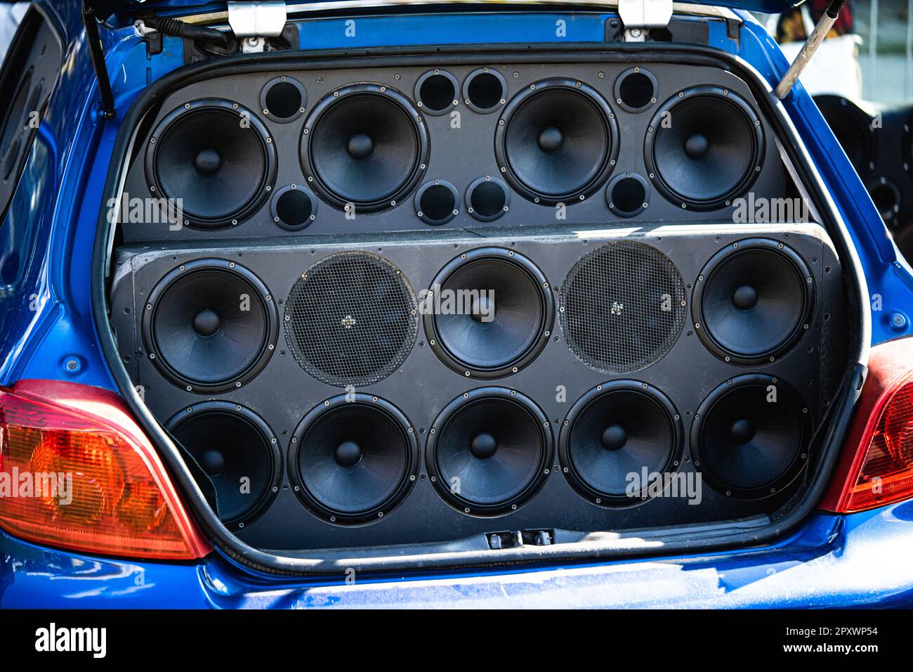 Das Innere eines Kofferraums voller Stereolautsprecher. Stockfoto