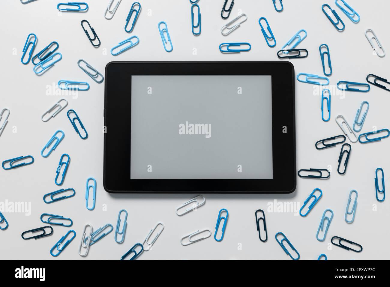 Tablet-Bildschirm mit wichtigen Ideen und blauen und schwarzen Büroklammern Stockfoto