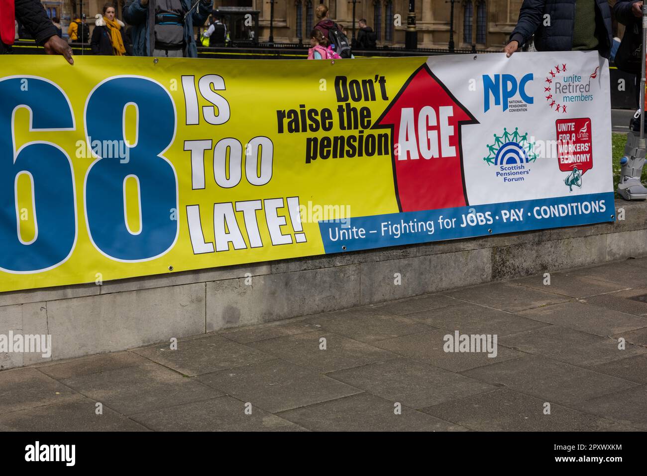 London, Großbritannien. 2. Mai 2023. Eine kleine Kundgebung der Union gegen die Anhebung des staatlichen Rentenalters, die gegenüber den Houses of Parliament Credit stattfand: Ian Davidson/Alamy Live News Stockfoto