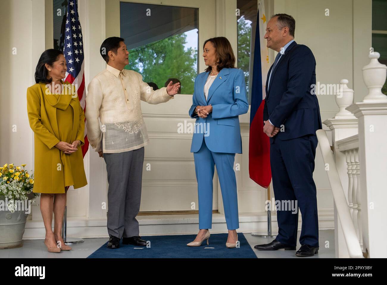 Die US-Vizepräsidentin Kamala Harris und der zweite Gentleman Douglas Emhoff sind Gastgeber von Präsident Ferdinand Marcos der Philippinen und Frau Louise Araneta-Marcos zu einem Brunch im Residenz der Vizepräsidenten bei Marcos Ankunft am 2. Mai 2023 in Washington DC. Kredit: Ken Cedeno/Pool über CNP/MediaPunch Stockfoto