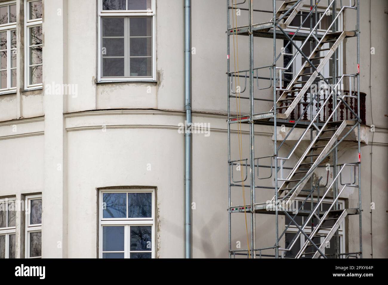 Ein Gebäude mit einer Bauleiter darauf Stockfoto