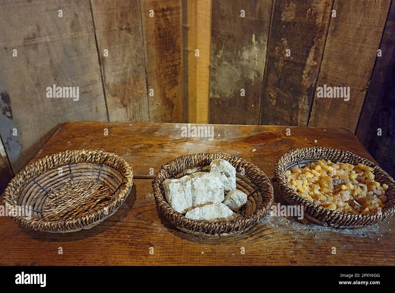 Weihrauch- und Myrrhenstücke in Weidenkörben auf einem alten Holztisch Stockfoto