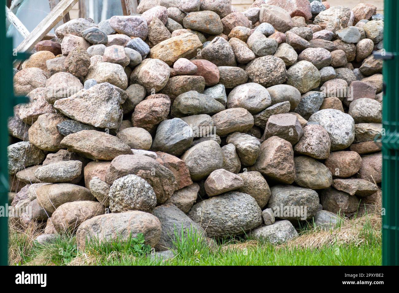 Ein Stapel farbiger Steine wird übereinander gestapelt. Stockfoto