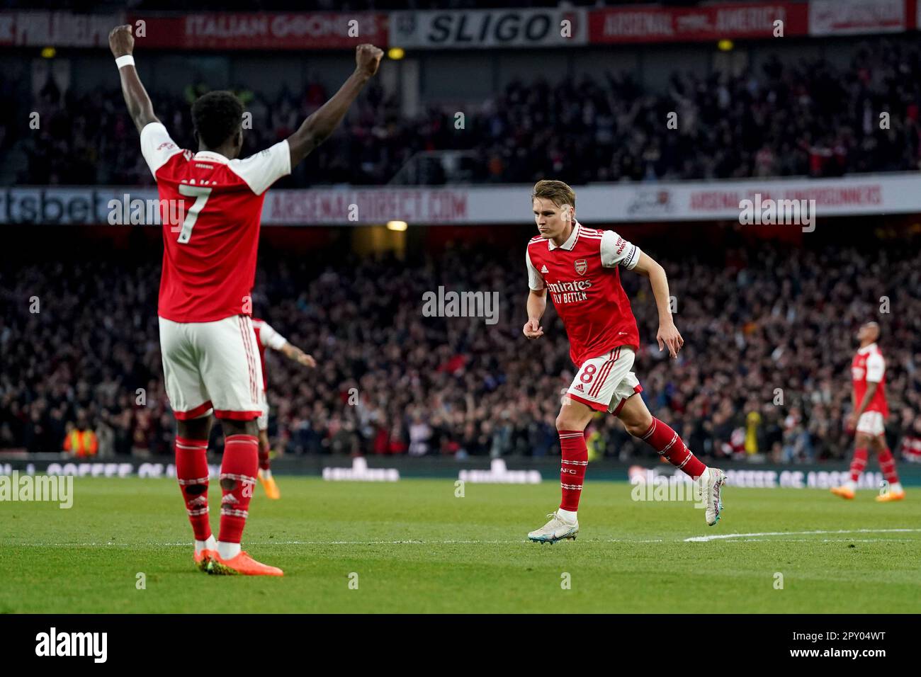 Der Martin Odegaard von Arsenal feiert das erste Tor seiner Seite während des Premier League-Spiels im Emirates Stadium in London. Foto: Dienstag, 2. Mai 2023. Stockfoto