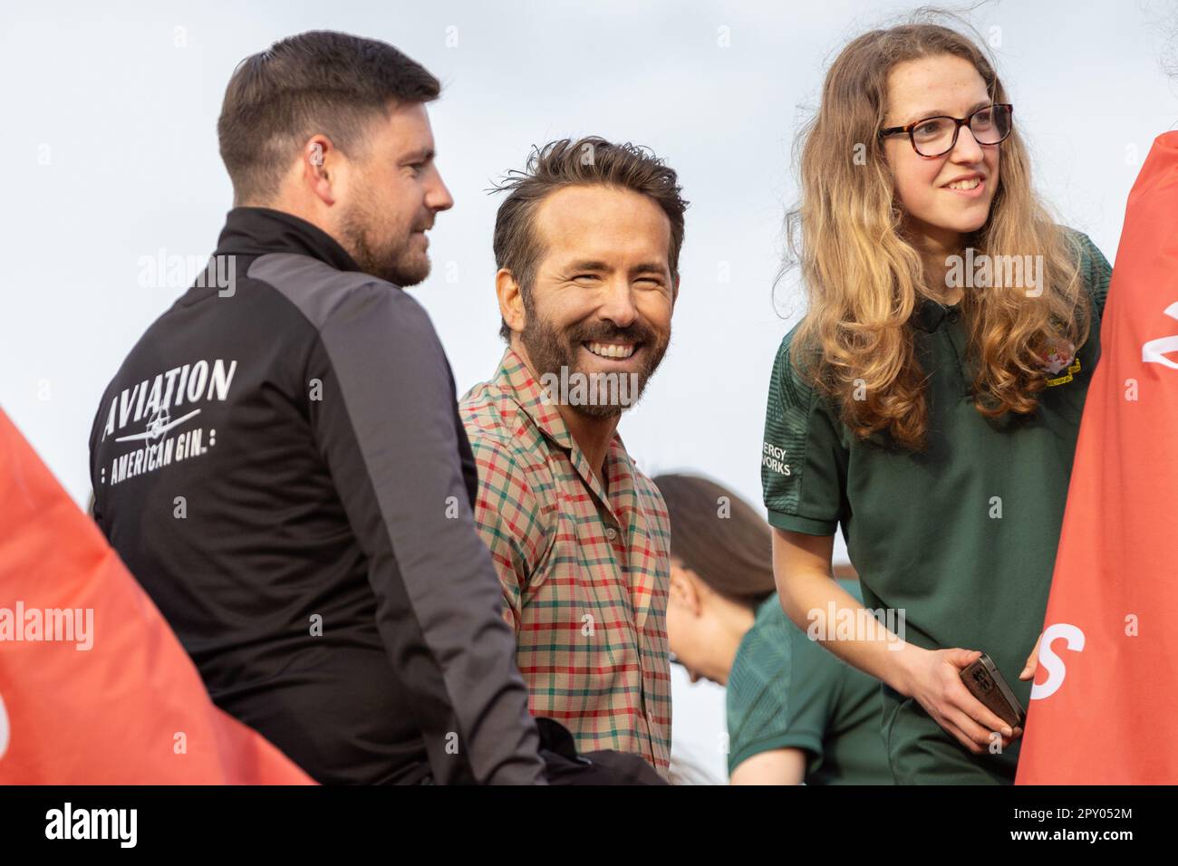 Wrexham, Großbritannien. 02. Mai 2023. Ryan Reynolds Miteigentümer von Wrexham AFC lächelt während der Wrexham AFC Vanarama National League Victory Parade, in Wrexham, Wales, Großbritannien, am Dienstag, den 2. Mai 2023 (Foto: Phil Bryan/Alamy Live News) Stockfoto