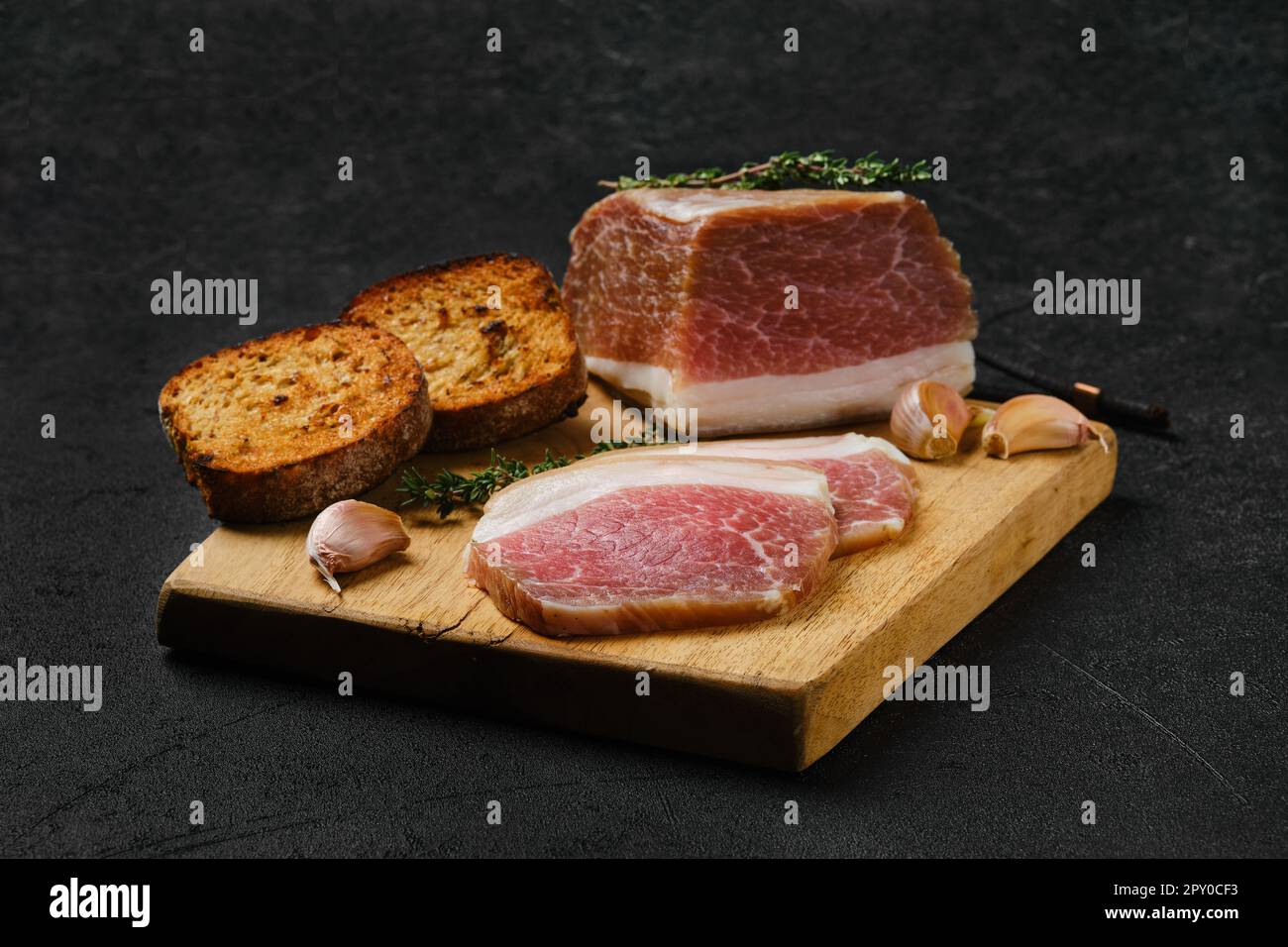 Gesalzenes Schweinebauch-Fleisch mit Schmalz auf Holzbrett Stockfoto