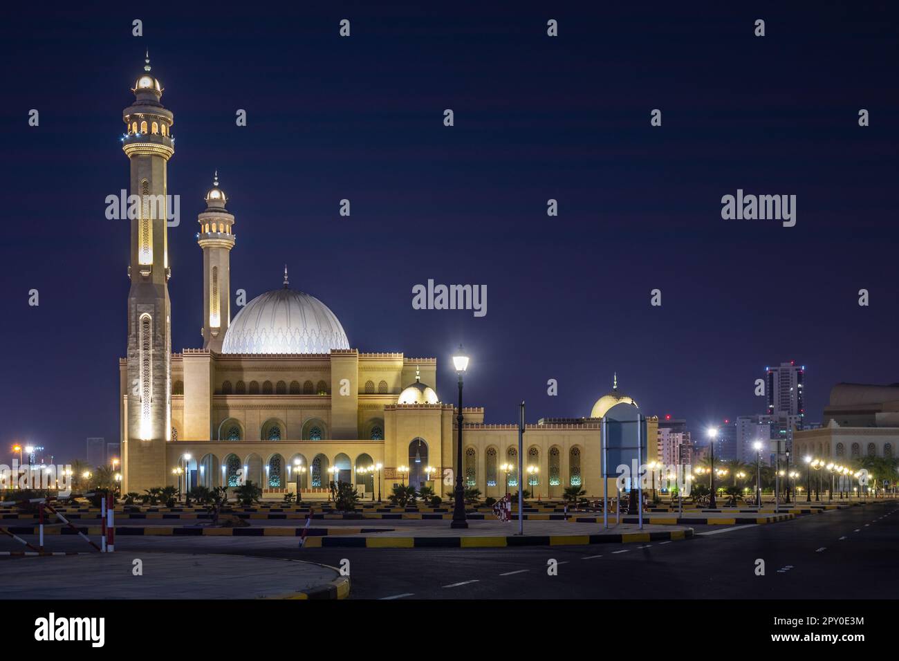 Die große Al-Fateh-Moschee in den Abendlichtern, Manama, Bahrain Stockfoto