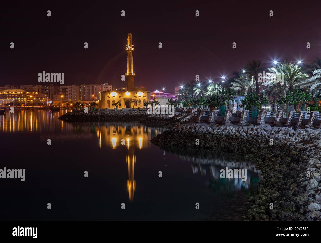 Hanan Kanoo Moschee in den Abendlichtern am Ufer des Persischen Golfs, Manama, Bahrain Stockfoto