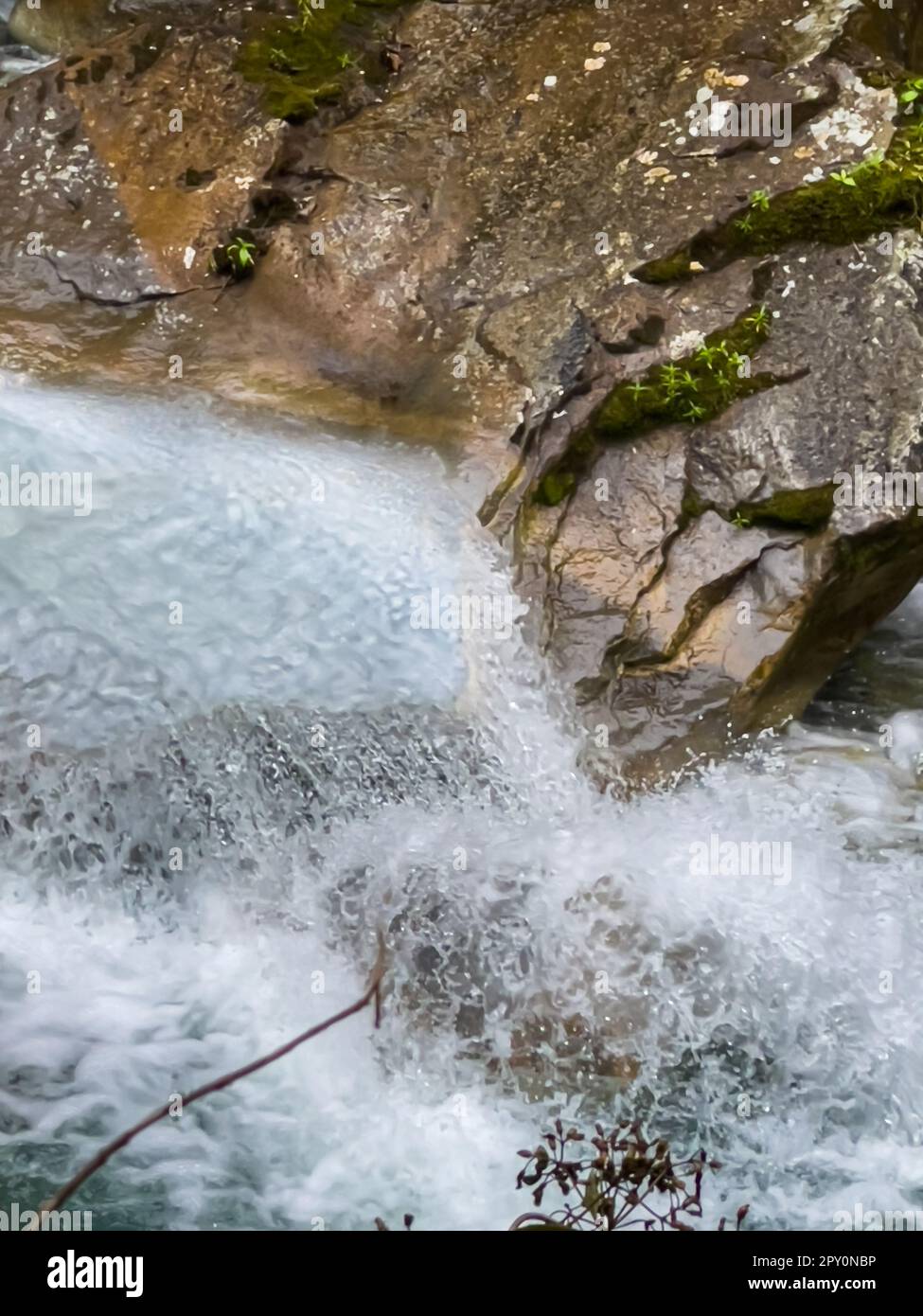 Wunderschöner Blick aus der Vogelperspektive auf den Costa Rica Wasserfall in Bajos de Toro, mit türkisfarbenem Wasser inmitten des Regenwaldes Stockfoto