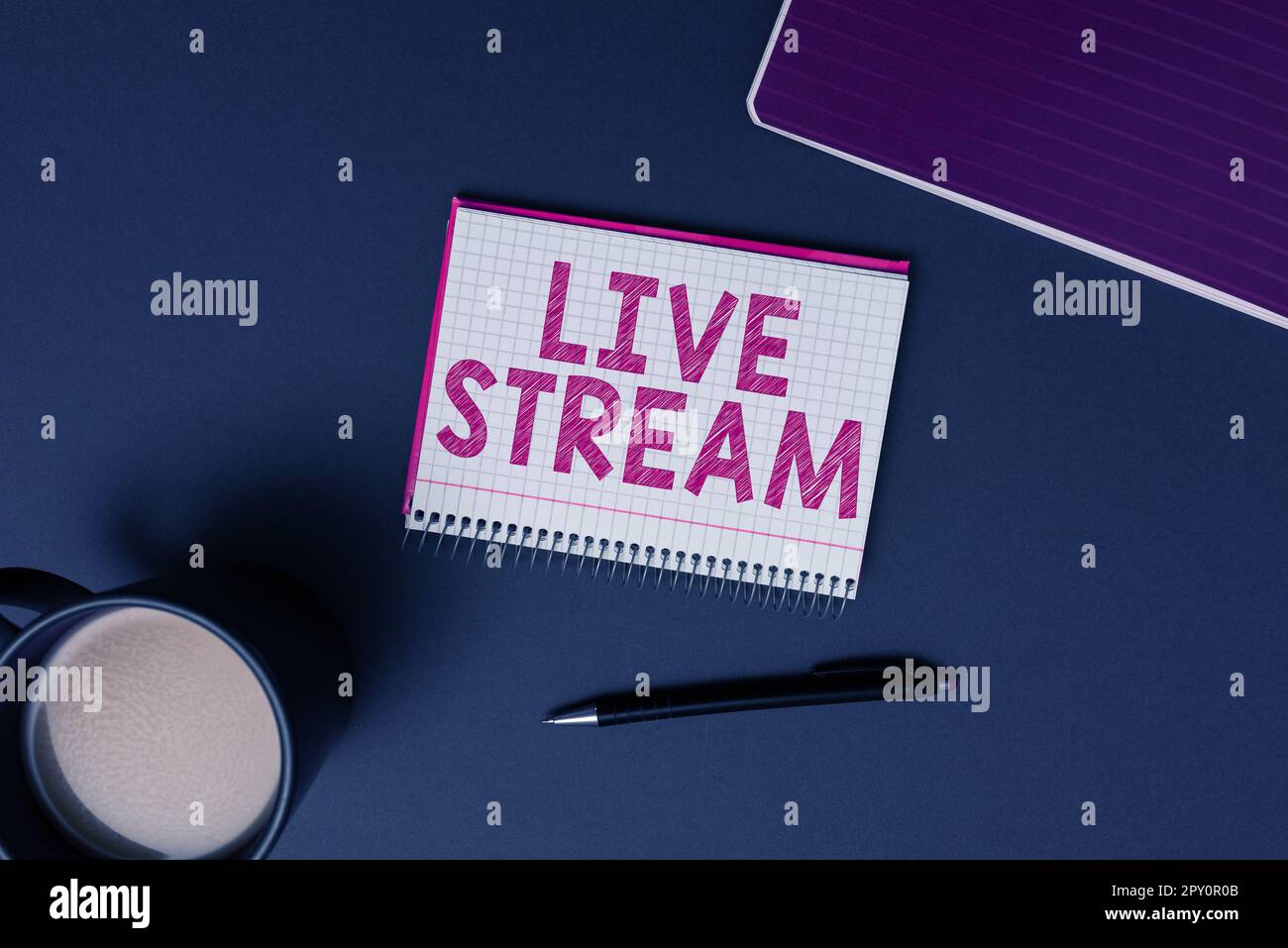 Textunterschrift mit Live-Stream, Internetkonzept, Übertragung oder Empfang von Video- und Audioübertragungen über das Internet Stockfoto