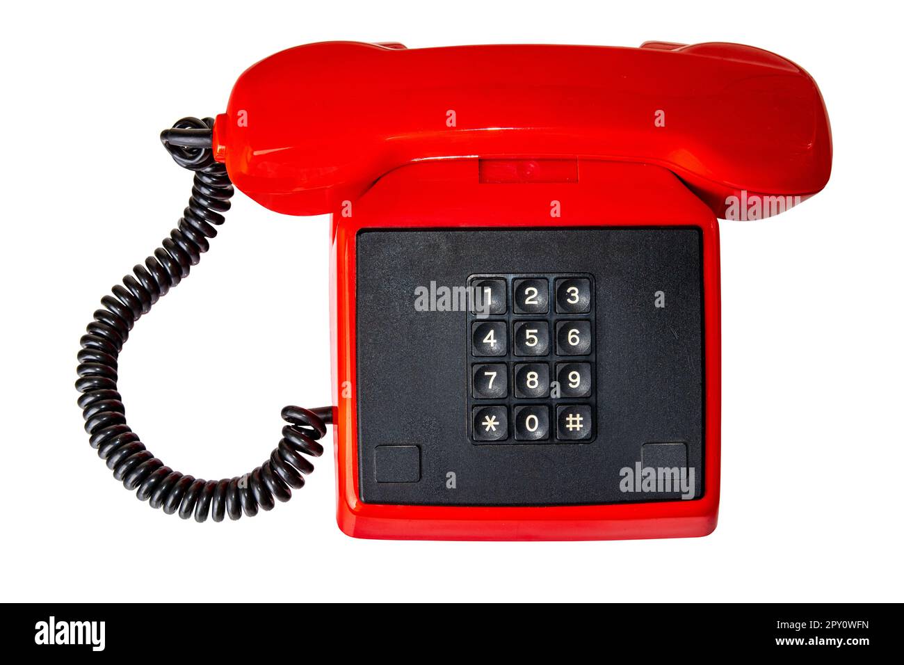 Altes rotes Telefon. Nahaufnahme eines alten roten Telefons mit schwarzem Kabel und Retro-Druckknöpfen. Beschneidungspfad. Kontaktvermittlung und Callcenter. Telekommu Stockfoto