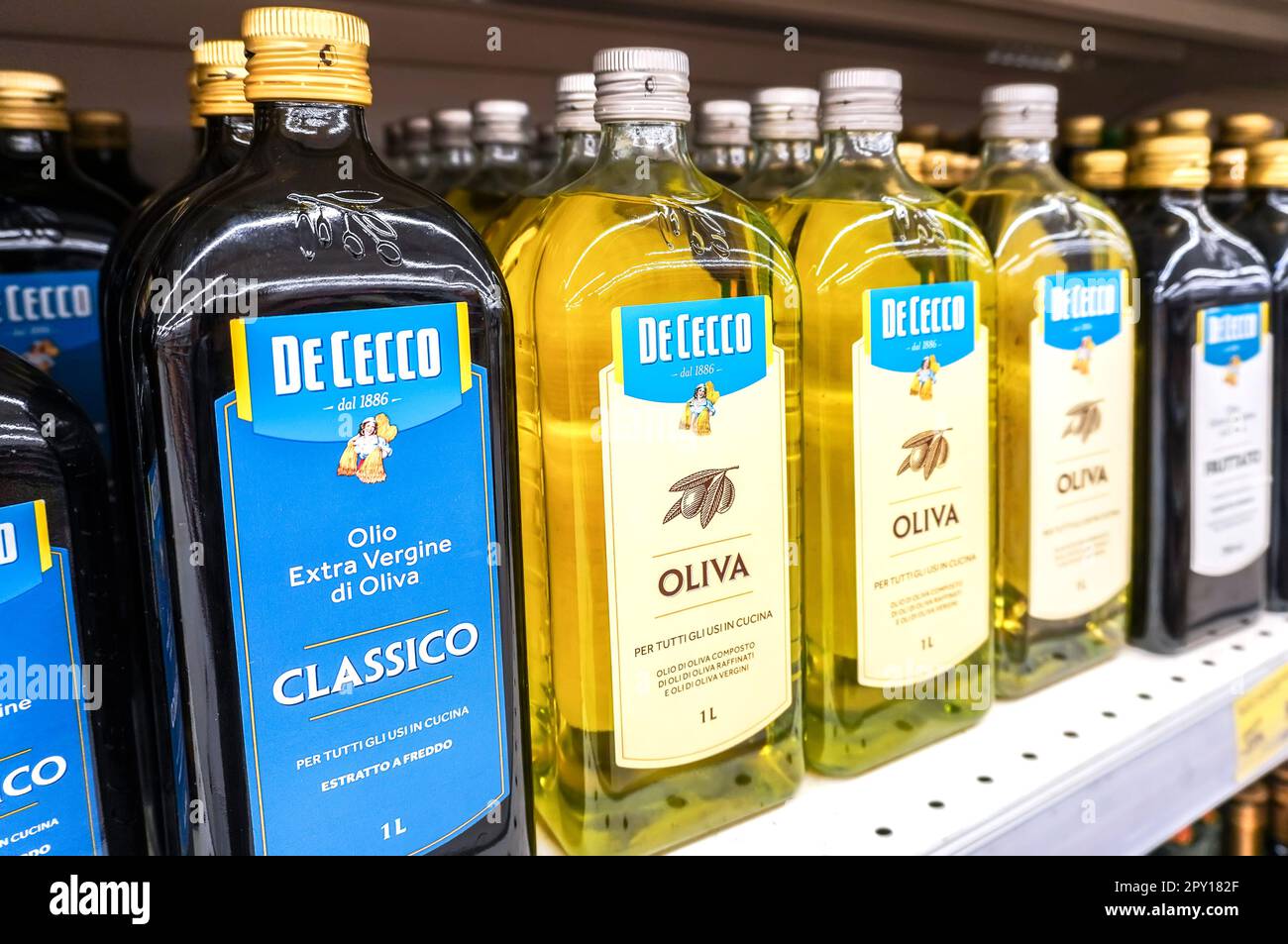 Samara, Russland - 30. April 2023: De Cecco Olivenöl in Flaschen im Regal eines Supermarkts. Verschiedene Olivenöle in Flaschen. Selektiver Fokus Stockfoto