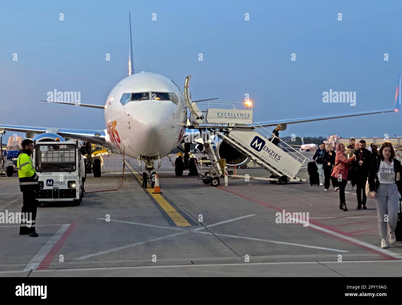 Jet2.com G-JZHN Boeing 737-8mg, Jet2 Flugzeuge für Urlaubsunternehmen, britische Pauschalreisen und Fluggesellschaft für Urlaub und Kurzurlaub Stockfoto
