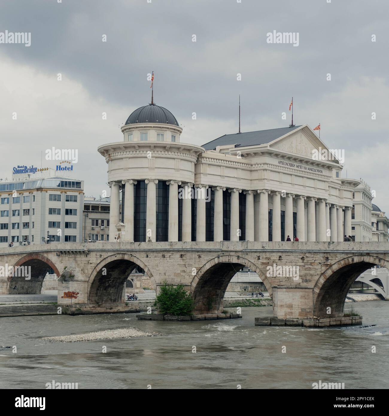 Skopje, Nordmazedonien. Einige Panoramaausblicke auf die Stadt, ihre Denkmäler und Straßen, die in der Sommersaison mit Touristen gefüllt sind Stockfoto