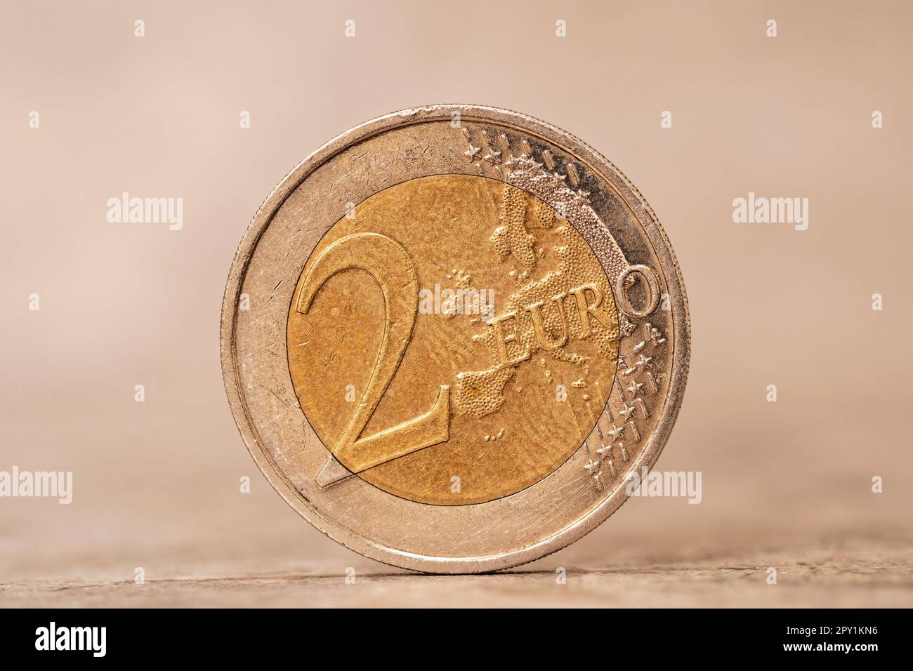 Zwei Euro-Münzen mit Europakarte. Nahaufnahme der 2-Euro-Münze. Stockfoto