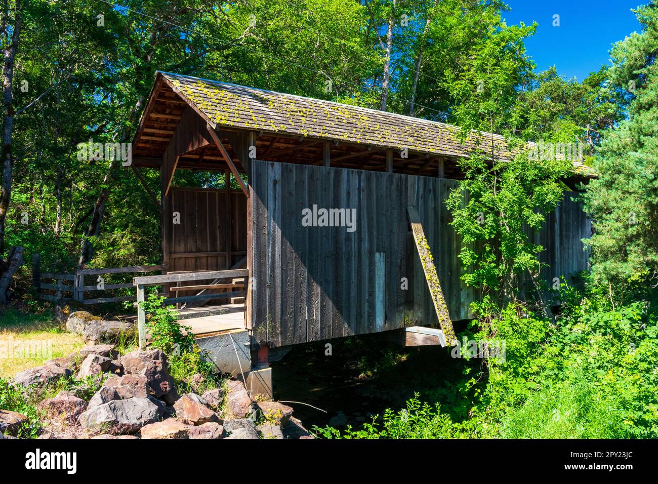 Eagle Point, OR / USA - 1. JULI 2022: Historische Lost Creek Bridge, Nummer 239, gebaut um 1881 Stockfoto