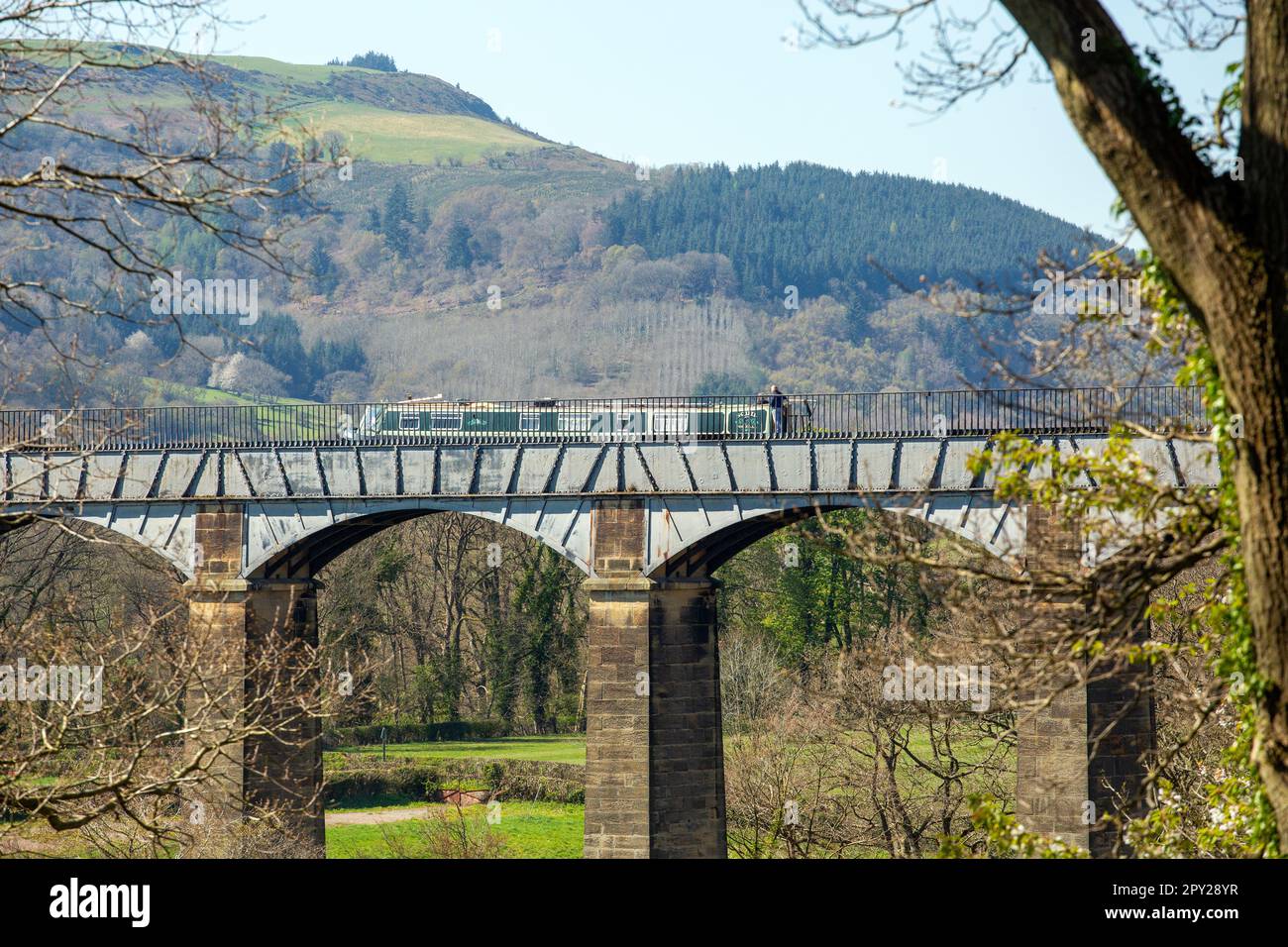 Das Grachtennarrowboat überquert 38 Meter über dem Fluss Dee auf dem Pontcysyllte Aqueduct in der Nähe von Llangollen North Wales, einem UNESCO-Weltkulturerbe Stockfoto