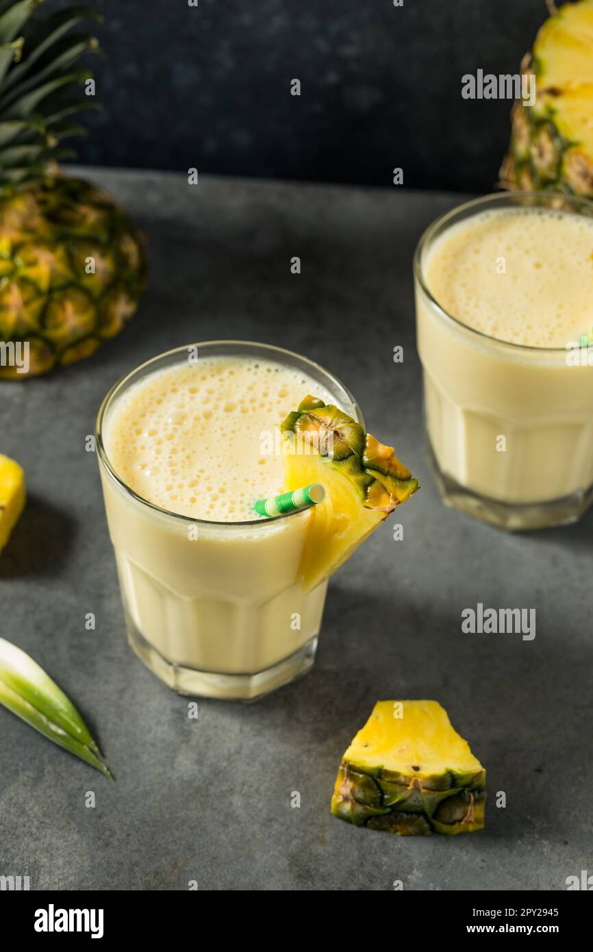 Gefrorenes Cold Pineapple Smoothie-Getränk mit Joghurt und Banane Stockfoto