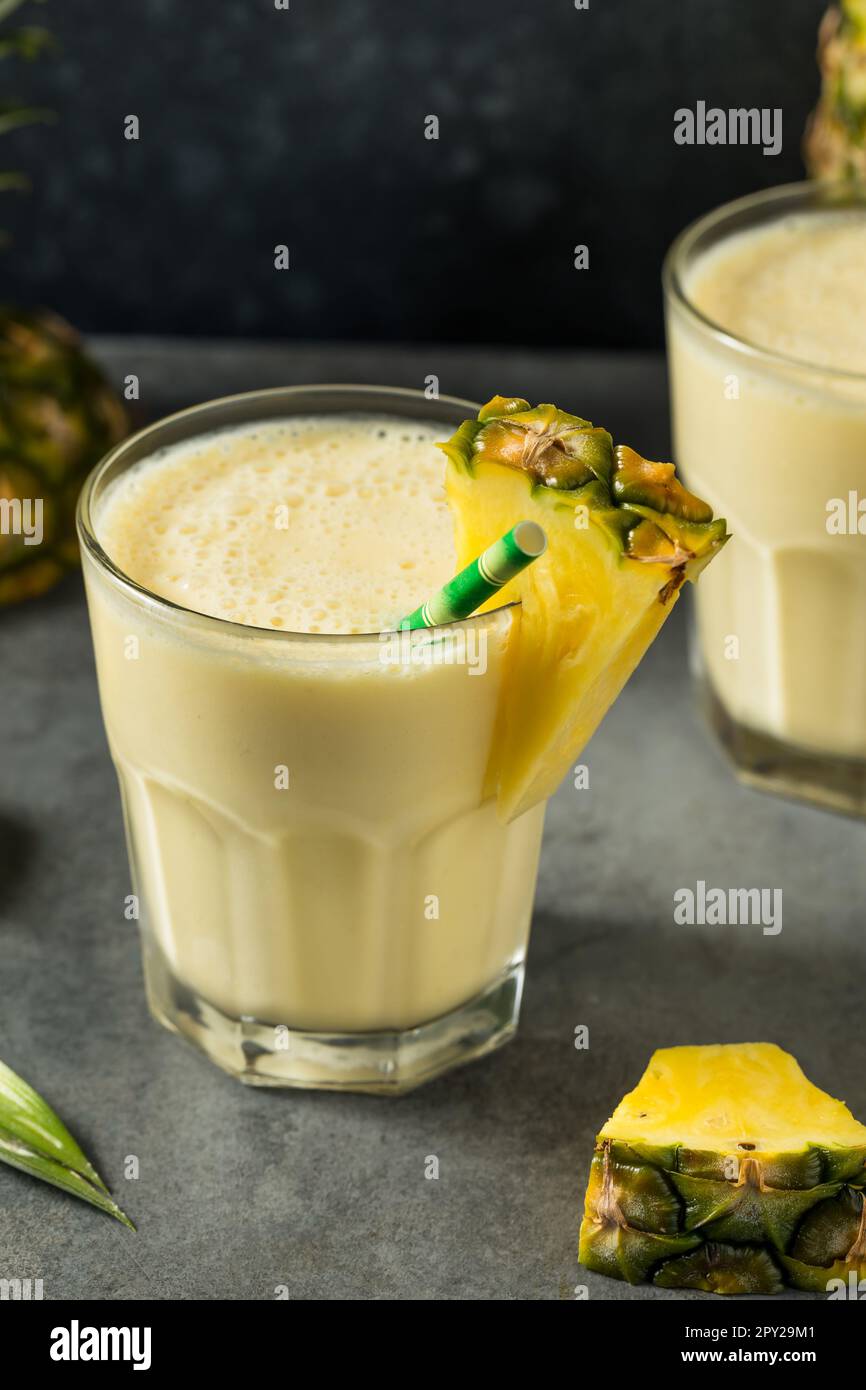 Gefrorenes Cold Pineapple Smoothie-Getränk mit Joghurt und Banane Stockfoto