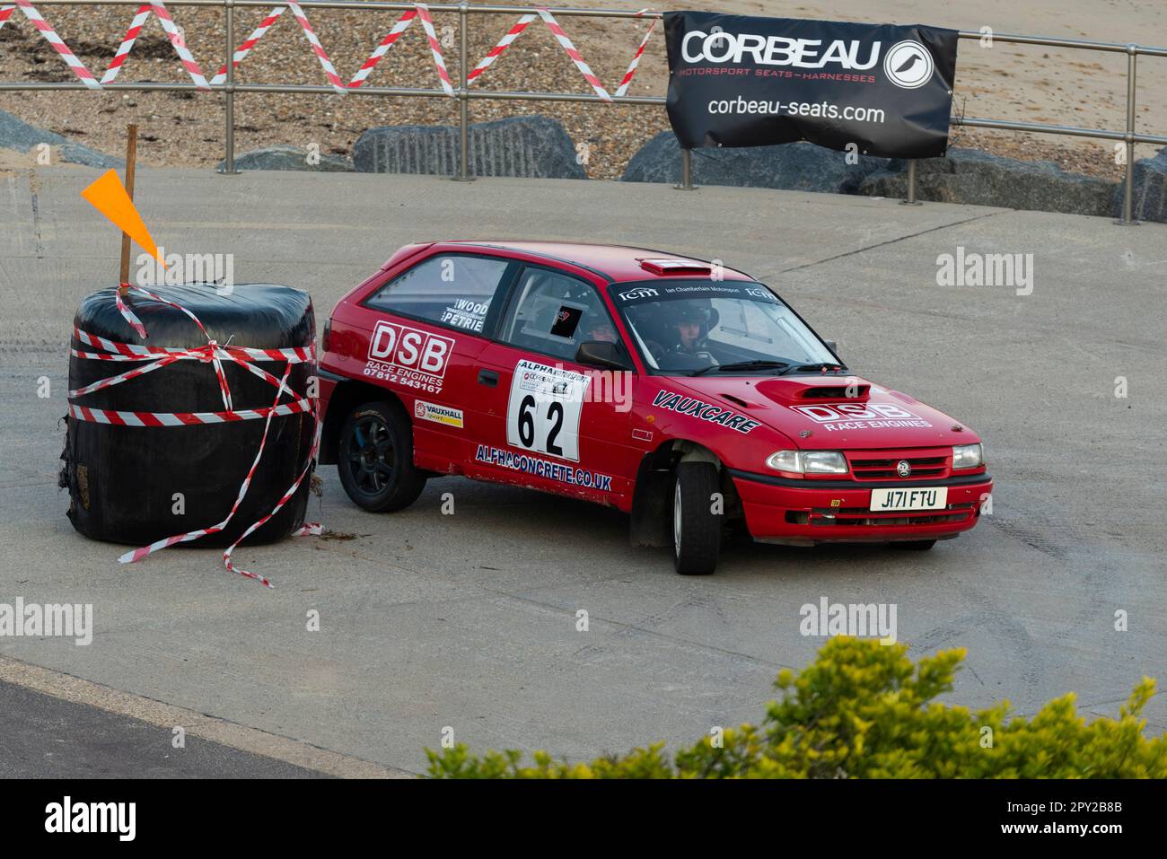 Matt Wood tritt gegen einen klassischen 1991 Vauxhall Astra an, der an der Corbeau Seats Rallye in Clacton, Essex, Großbritannien, teilnimmt. Mitfahrer Dan Petrie Stockfoto