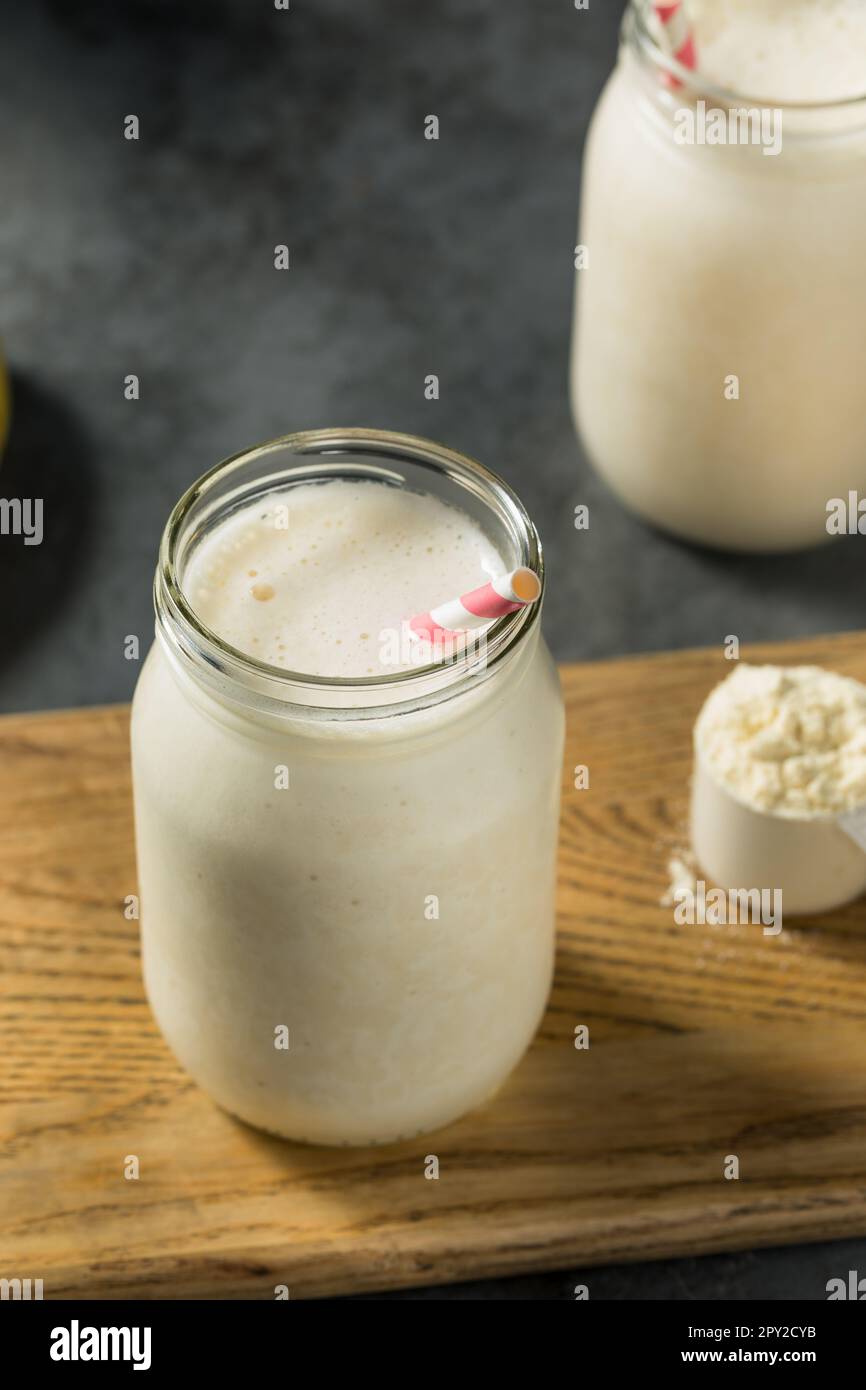 Kalt gefrorener Vanille-Whey-Protein-Shake zum Frühstück Stockfoto