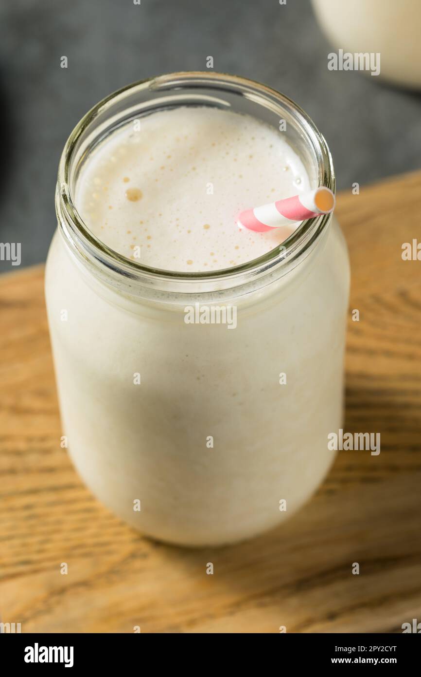 Kalt gefrorener Vanille-Whey-Protein-Shake zum Frühstück Stockfoto