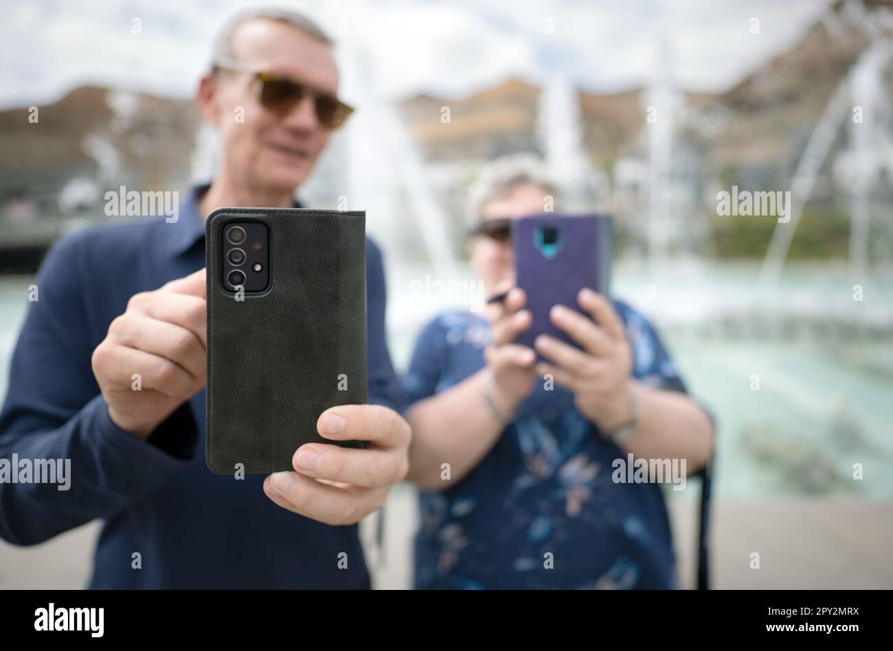 Mann und Frau mit ihren smartphones Stockfoto