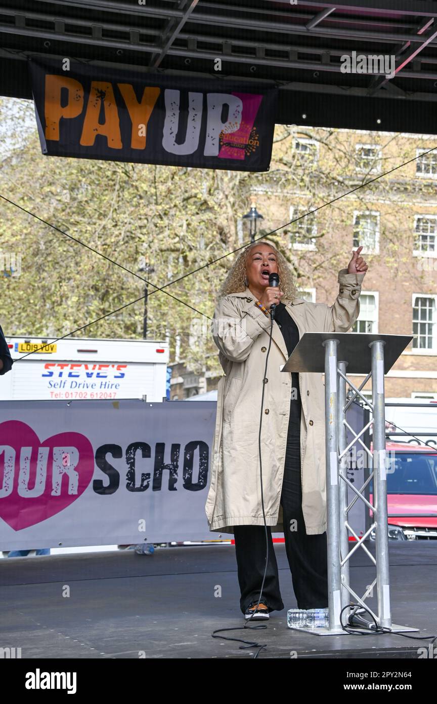 Westminster, London, Großbritannien. 2. Mai 2023. Sprecher Kim Johnson bei den Teacher's Strikes, Mitglieder der National Education Union march in London fordern die Regierung auf, eine vollständig finanzierte Gehaltserhöhung für die Lehrerversammlung am London Eye march um Westminster und die Rallye in Whitehall zu fordern. Kredit: Siehe Li/Picture Capital/Alamy Live News Stockfoto