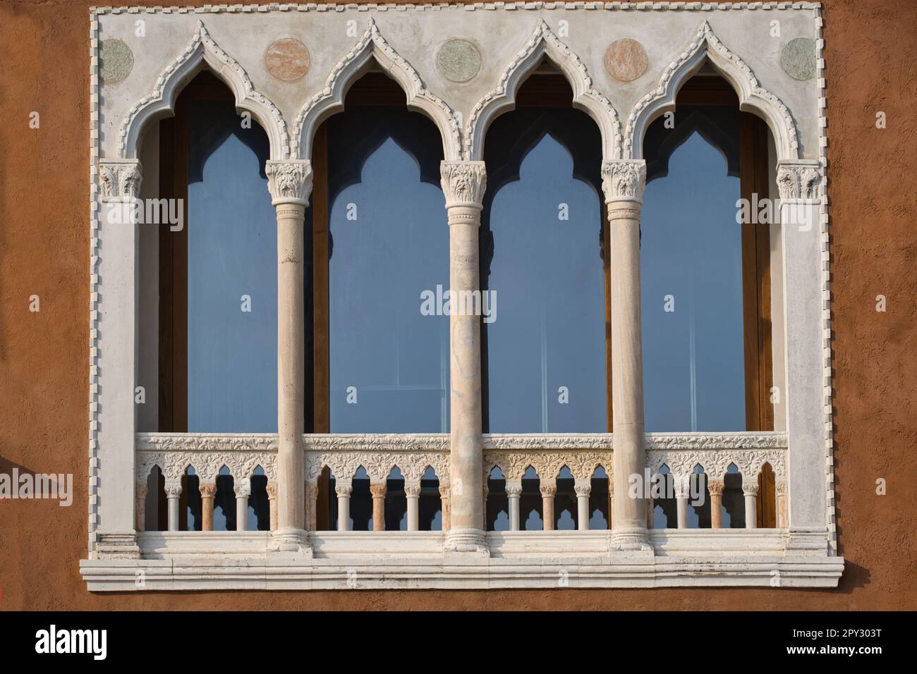 Nahaufnahme einer Gruppe von Fenstern im gotischen maurischen Stil in einem alten Palast in Venedig Stockfoto