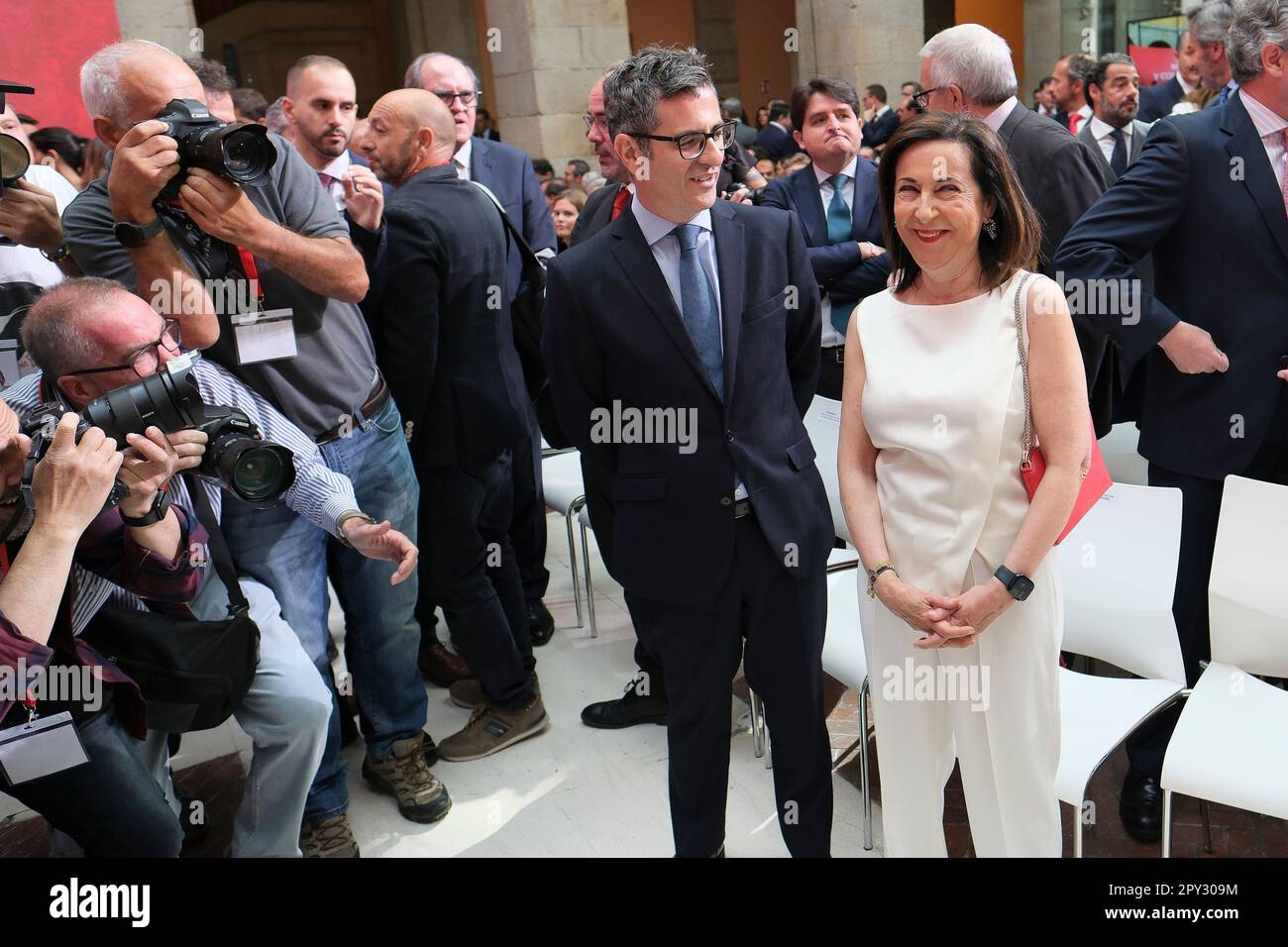 Madrid, Spanien. 02. Mai 2023. Die Verteidigungsministerin Margarita Robles und die Ministerin der Präsidentschaft, die Beziehungen zu den Gerichten und dem demokratischen Gedächtnis, Felix Bolaños, werden während der Zeremonie gesehen. Die Zeremonie zur Verleihung der Medaillen der Gemeinschaft Madrid und der Dekoration des Ordens vom Mai 2. fand im Real Casa de Correos in Madrid statt. (Foto: Atilano Garcia/SOPA Images/Sipa USA) Guthaben: SIPA USA/Alamy Live News Stockfoto