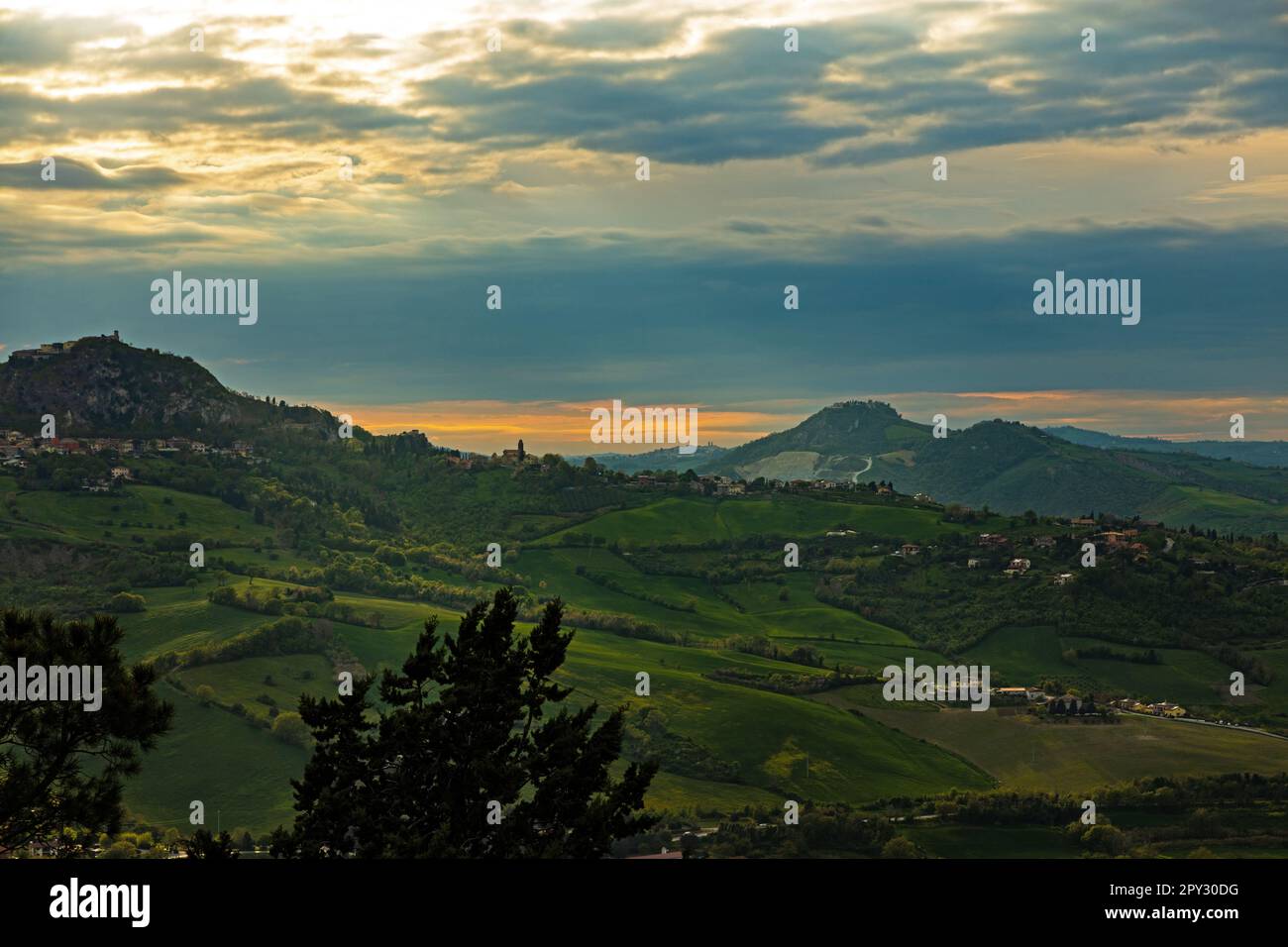 Blick von Verucchio über die Landschaft der Emilia-Romagna Stockfoto