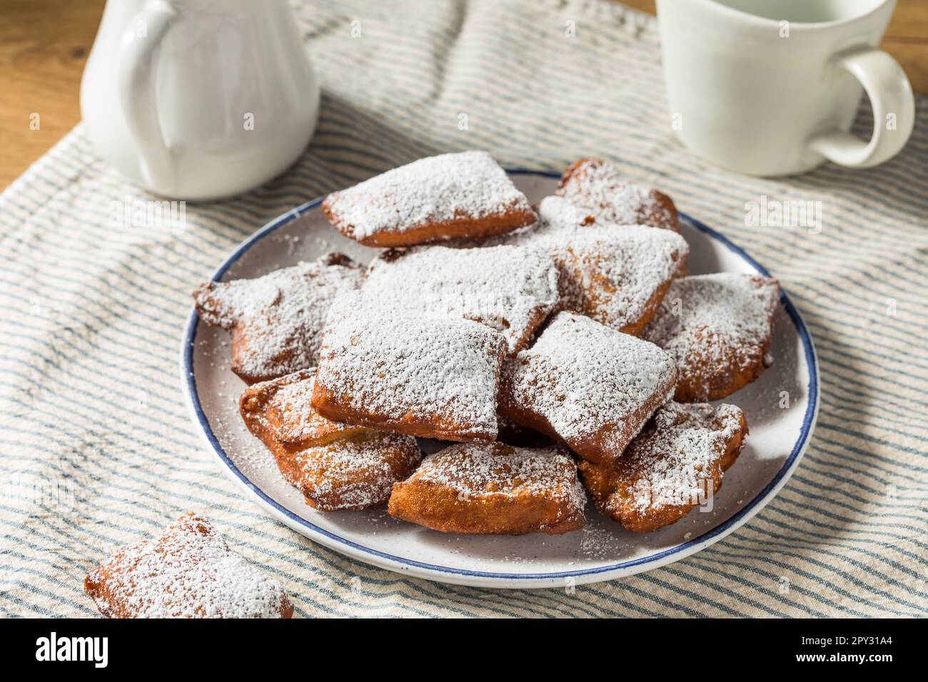 Hausgemachte französische Beignets aus New Orleans zum Frühstück mit Kaffee Stockfoto