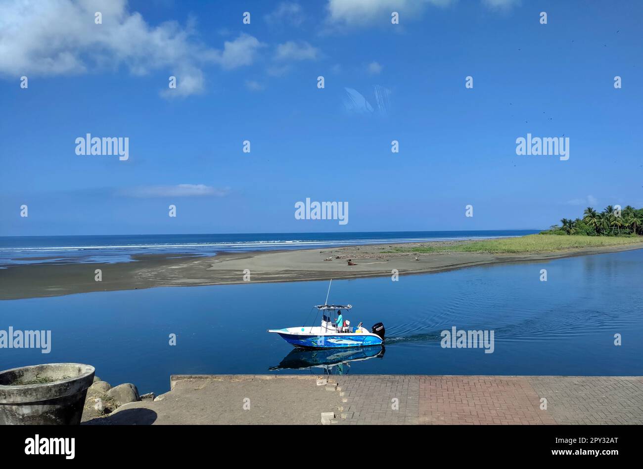 Quepos, Costa Rica Ein kleines Fischerboot im Hafen von Quepos. Die