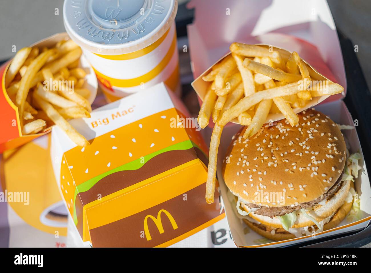 Tablett voll mit Fast Food im McDonalds Restaurant, Big Mac Menü mit McDonalds Logo Box, Cheeseburger, Pommes Frites, Cola, 23.03.20 Kemer Truthahn Stockfoto
