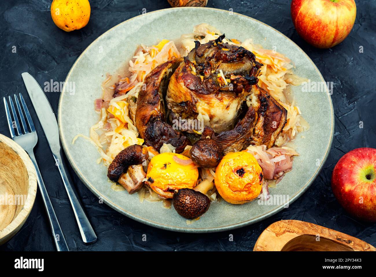 Gebratenes Schweinefleisch eisbein mit Kohl und Äpfeln. Schweinebein ...