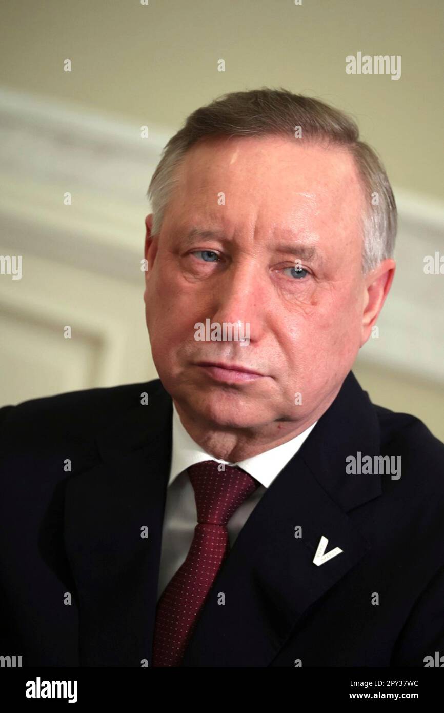 St. Petersburg, Russland. 02. Mai 2023. Sankt Petersburger Gouverneur Alexander Beglov, nimmt als Gast des russischen Präsidenten Wladimir Putin am 2. Mai 2023 in St. Petersburg, Russland, an einer virtuellen Veranstaltung Teil, bei der das Straßenbahnsystem im besetzten Mariupol gestartet wird. Das öffentliche Verkehrsnetz und der Großteil der Stadt wurden durch die russische Invasion und Besetzung der ukrainischen Stadt Mariupol in der Oblast Donezk zerstört. Kredit: Mikhail Klimentyev/Kremlin Pool/Alamy Live News Stockfoto