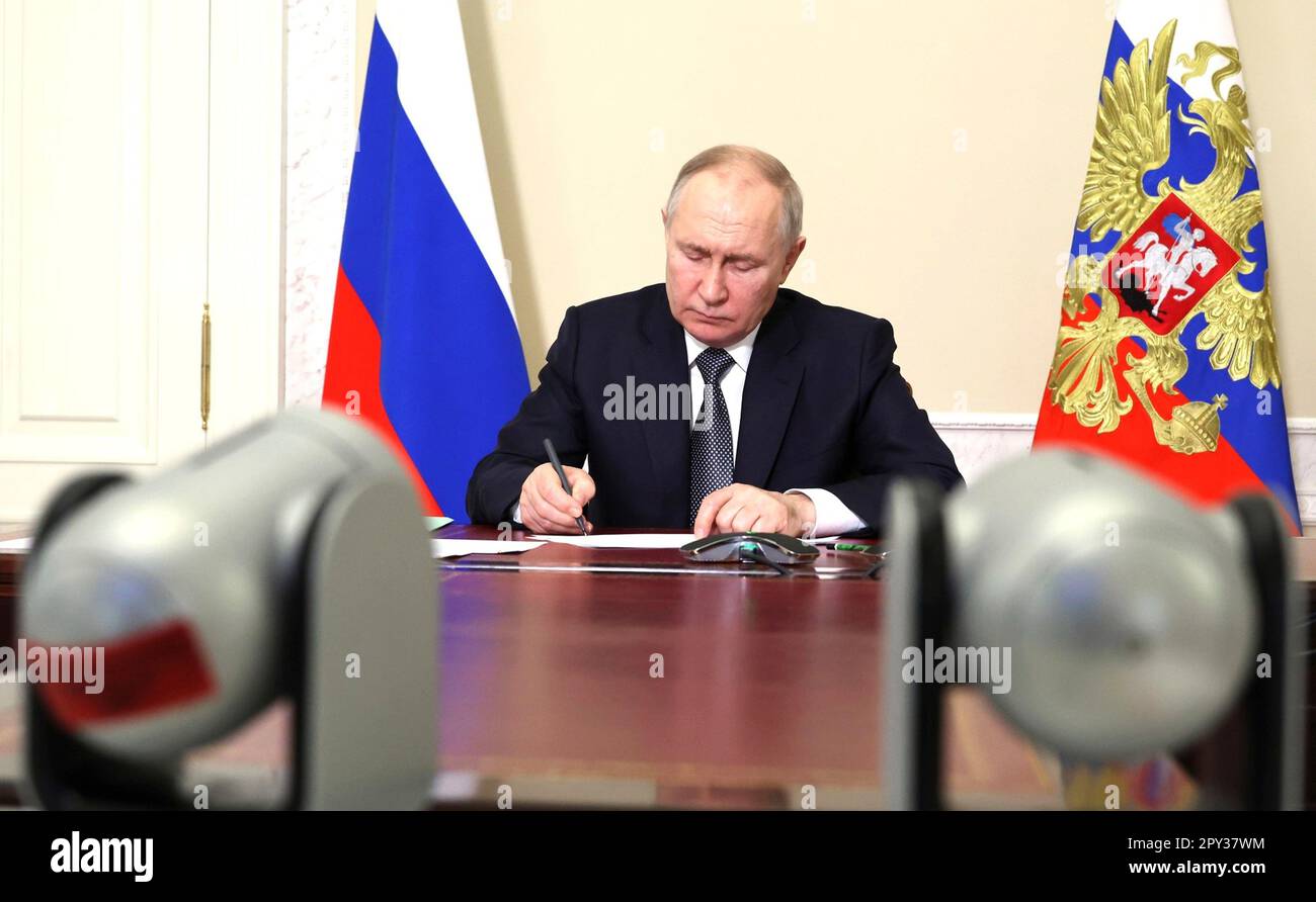 St. Petersburg, Russland. 02. Mai 2023. Der russische Präsident Wladimir Putin hält am 2. Mai 2023 in St. Petersburg, Russland, eine Videokonferenz mit Regierungsmitgliedern ab. Das Treffen umfasst auch eine Diskussion über das Waldbrand in den russischen Regionen Sverdlovsk und Kurgan. Kredit: Mikhail Klimentyev/Kremlin Pool/Alamy Live News Stockfoto