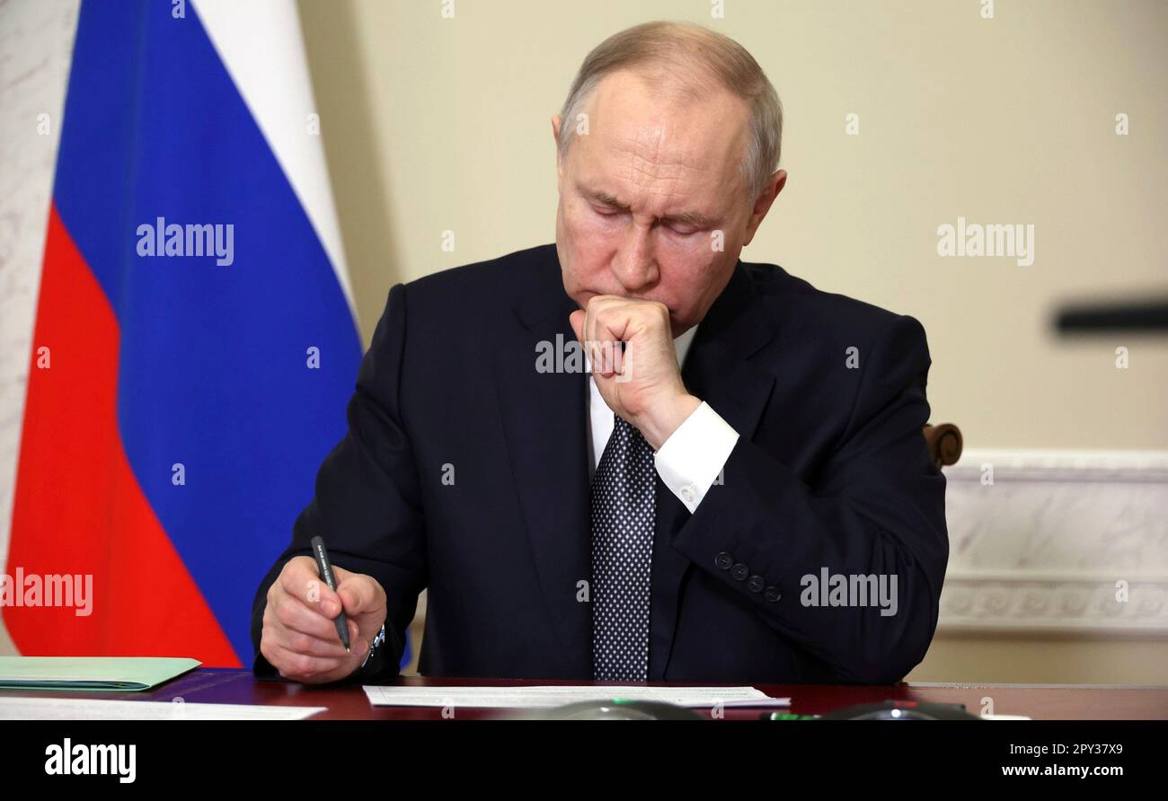 St. Petersburg, Russland. 02. Mai 2023. Der russische Präsident Wladimir Putin hält am 2. Mai 2023 in St. Petersburg, Russland, eine Videokonferenz mit Regierungsmitgliedern ab. Das Treffen umfasst auch eine Diskussion über das Waldbrand in den russischen Regionen Sverdlovsk und Kurgan. Kredit: Mikhail Klimentyev/Kremlin Pool/Alamy Live News Stockfoto