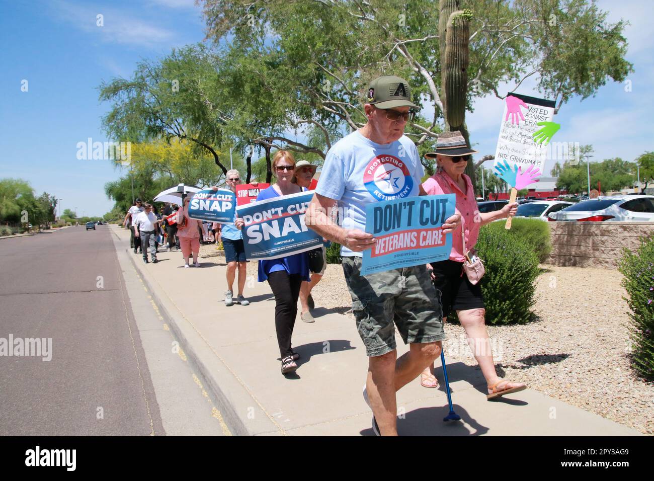 Die Leute versammeln sich vor dem Büro der USA Repräsentant David Schweikert in Scottsdale, Arizona, USA, am 2. Mai 2023. Die Kundgebung sollte die Botschaft senden, dass er seine Hände von der Sozialversicherung, Medicaid und Medicaid, den jüngsten Kürzungen im republikanischen Haushaltsvorschlag, lassen sollte. Schweikert stimmte für Kevin McCarthys Standardplan, der diese Programme und Dienste zerstören würde. (Foto: Alexandra Buxbaum/Sipa USA) Guthaben: SIPA USA/Alamy Live News Stockfoto