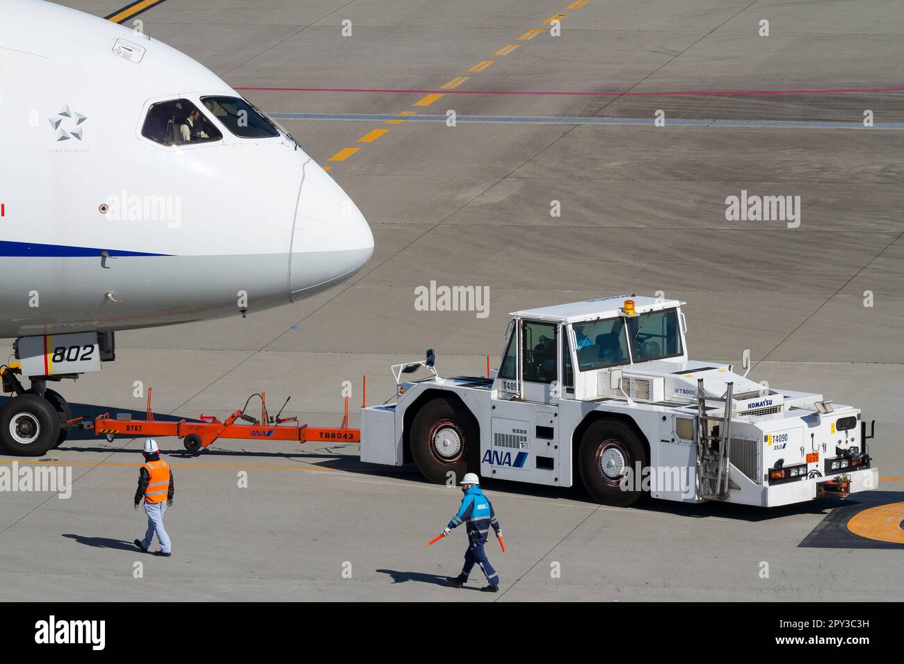 Eine All Nippon Airways (ANA) Boeing 787-9 Dreamliner. Sie werden von einem Schlepper auf dem Flughafenvorfeld am internationalen Flughafen Haneda, Tokio, Japan, abgeschleppt. Stockfoto