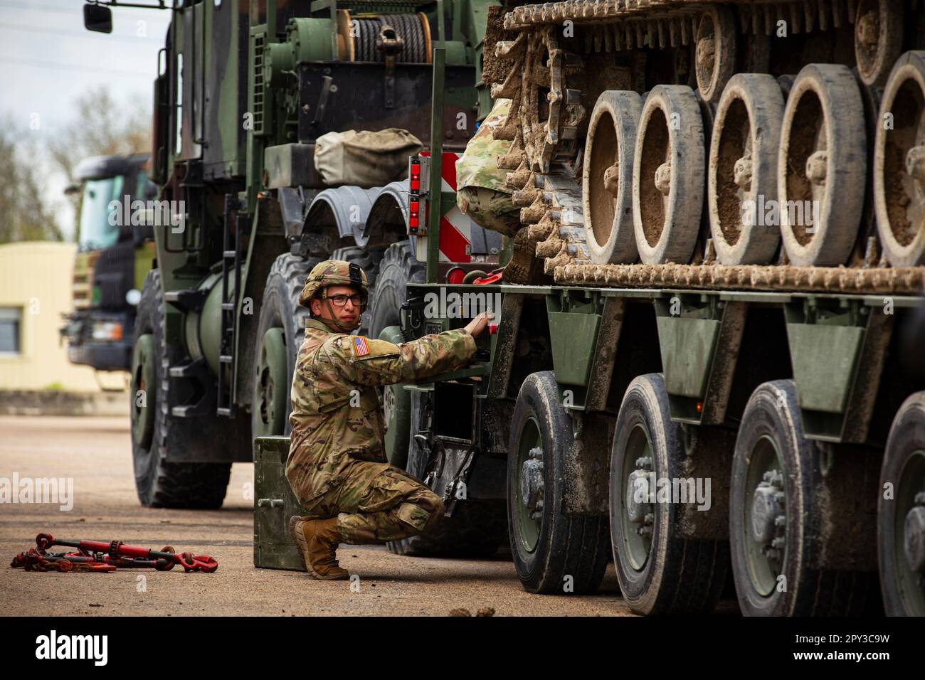 Frankreich. 23. April 2023. Army SPC. Refugio Chavez, ein Motortransportunternehmen, das der 51. Composite Truck Company, 18. Combat Sustainment Support Battalion, 16. Sustainment Brigade zugeordnet ist, überprüft Bohrgeräte für den Transport von Schwermaschinen während der Orion 23 in Mailly-Champagne, Frankreich, 23. April 2023. Orion 23 ist eine Interoperabilitätsübung unter französischer Leitung, die zum Aufbau von Partnerschaften mit Allees Credit: U.S. konzipiert wurde Army/ZUMA Press Wire Service/ZUMAPRESS.com/Alamy Live News Stockfoto