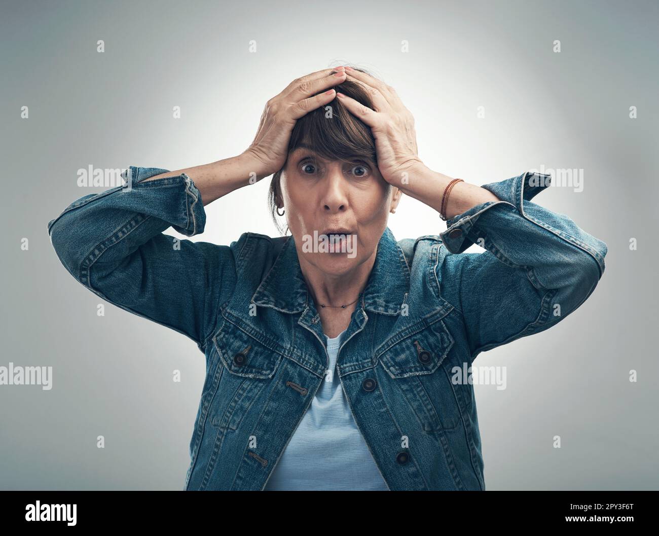 Ich glaube, ich verliere den Verstand. Studio-Porträt einer Seniorin, die vor grauem Hintergrund schockiert aussah. Stockfoto