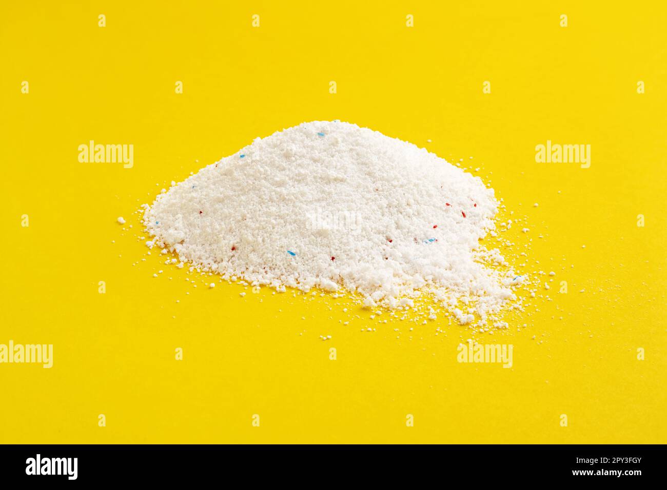 Ein Haufen Waschpulver mit blauem und rotem Granulat Stockfoto