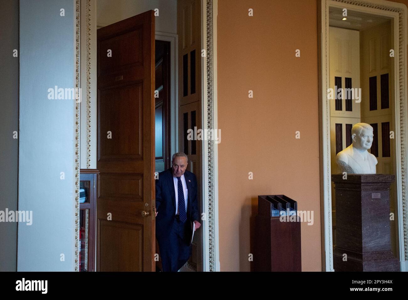 Der Mehrheitsführer des US-Senats, Chuck Schumer (Demokrat von New York), betritt die Senatskammer für ein Foto der Senatgruppe, im US-Kapitol in Washington, DC, Dienstag, 2. Mai 2023. Kredit: Rod Lamkey/CNP/MediaPunch Stockfoto