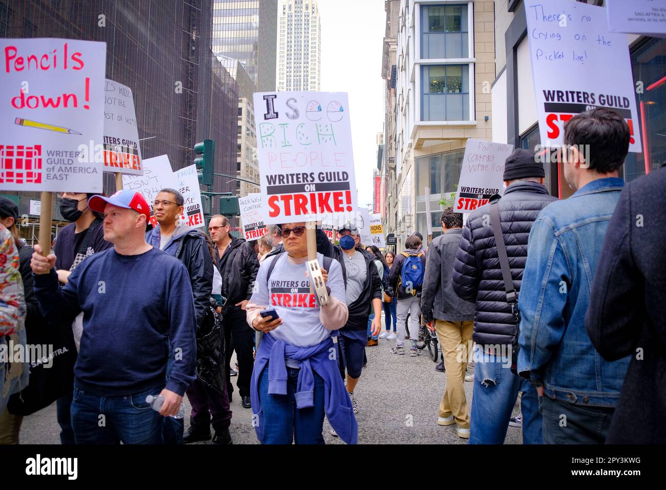 New York, USA. 02. Mai 2023. Mai 2. 2023, New York, NY: Writers Guild of America East protestiert außerhalb von Peacock Newfront for Better Pay Credit: Katie Godowski/MediaPunch Credit: MediaPunch Inc/Alamy Live News Stockfoto