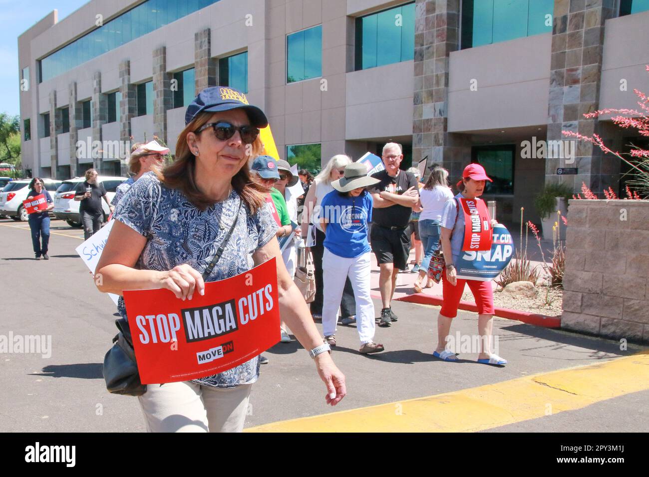 Die Leute versammeln sich vor dem Büro der USA Repräsentant David Schweikert in Scottsdale, Arizona, USA, am 2. Mai 2023. Die Kundgebung sollte die Botschaft senden, dass er seine Hände von der Sozialversicherung, Medicaid und Medicaid, den jüngsten Kürzungen im republikanischen Haushaltsvorschlag, lassen sollte. Schweikert stimmte für Kevin McCarthys Standardplan, der diese Programme und Dienste zerstören würde. (Foto: Alexandra Buxbaum/Sipa USA) Guthaben: SIPA USA/Alamy Live News Stockfoto